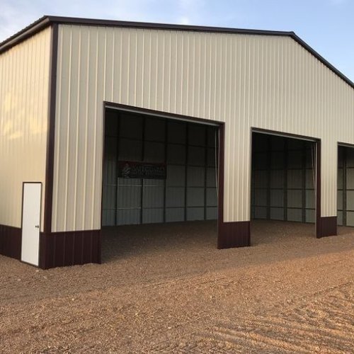 تنفيذ هناجر حديد للورش والمستودعات تركيب احترافي وجودة عالية – القرني حداد 2000