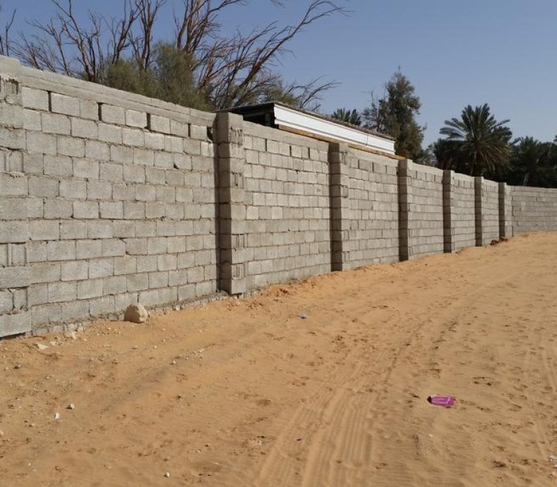 تركيب أسوار خرسانية وبلوك لتأمين الأراضي – القرني حداد 2000
