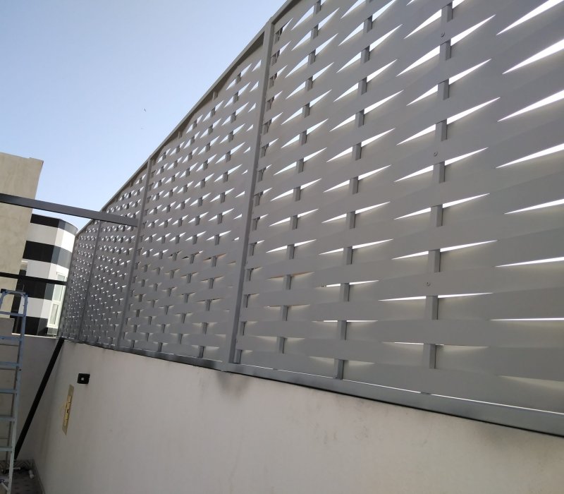 سواتر شرائح بلاستيكي ابيض للحوش – القرني حداد 2000