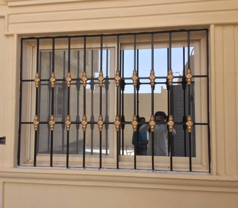 شبابيك حديد مطعم ذهبي بتصميمات عصرية – القرني حداد 2000