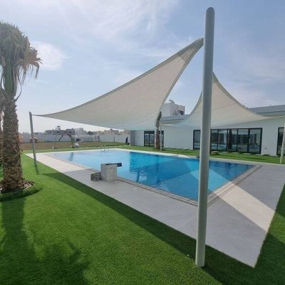 تركيب مظلة شد إنشائي لمسبح شالية – جزء من مشاريع مظلات بالرياض